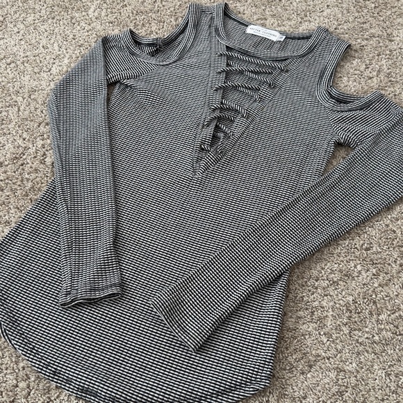 Nectar Clothing criss cross cold shoulder long sleeve shirt top size small - Picture 2 of 10